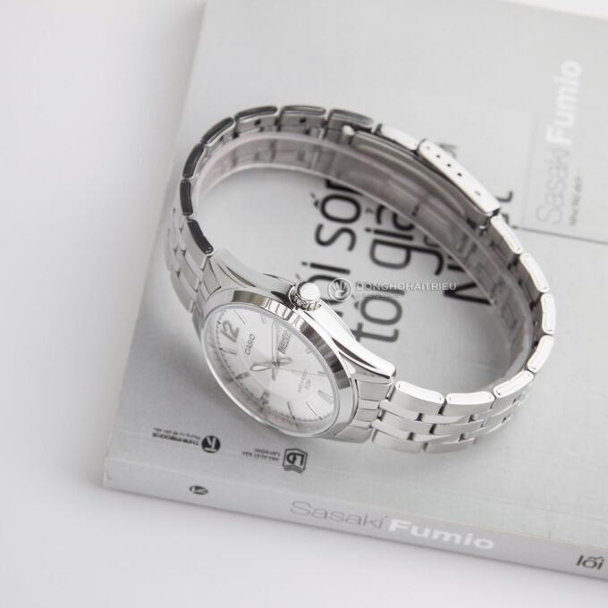 Montre Casio Homme - MTP-1335D-7AVDF - Bracelet Gris En Acier Inoxydable - Cadran Blanc - 12 Mois De Garantie