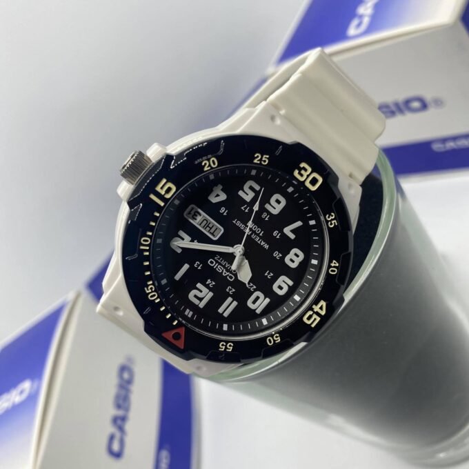 Montre CASIO Homme - Bracelet Blanc En Resine - Cadran Blanc - Résistante à l'eau - 12 Mois De Garantie - MRW-200HC-7BVDF