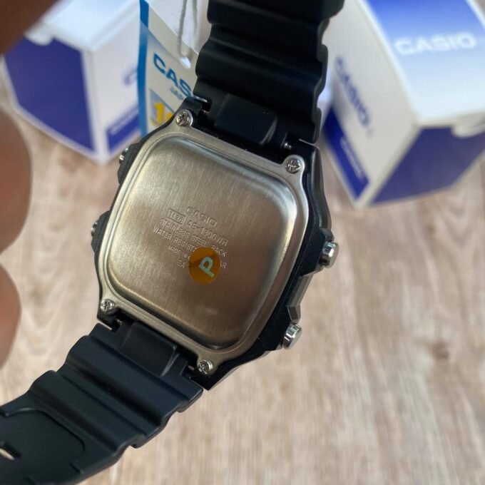 Montre Homme Casio - AE-1300WH-1A2VDF - Heure Mondiale 29 Fuseaux, Chronomètre, Minuterie, Alarme - Résine - Noir