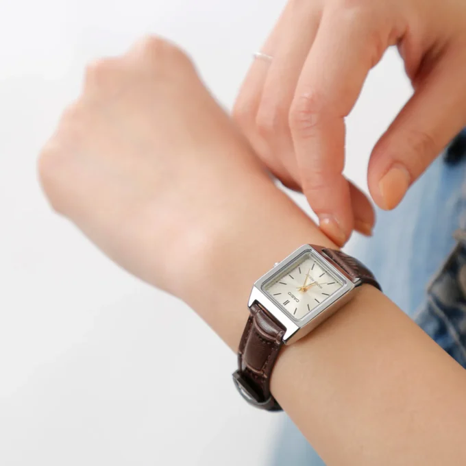 montre classique femme design Élégant, bracelet cuir, résistance à leau, mouvement quartz acier inoxydable doré référence ltp 1234gll 7adf