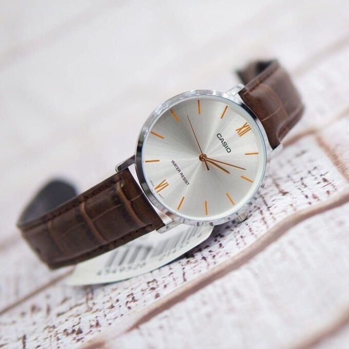 Montre Homme Casio MTP-VT01L-7B2UDF - Analogique, Résistante à leau, Bracelet Cuir Marron, Boîtier 46mm, Autonomie 3 ans