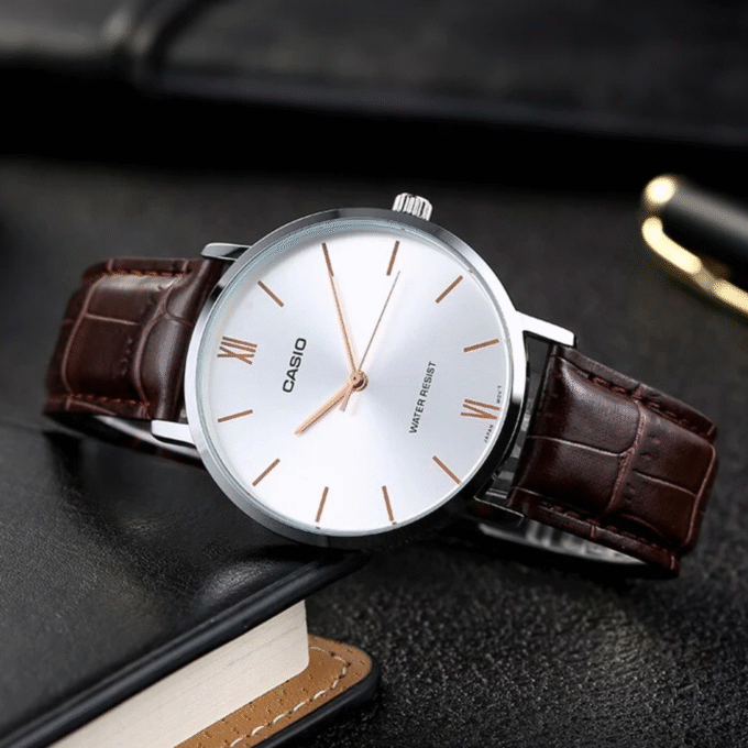 Montre Homme Casio MTP-VT01L-7B2UDF - Analogique, Résistante à leau, Bracelet Cuir Marron, Boîtier 46mm, Autonomie 3 ans