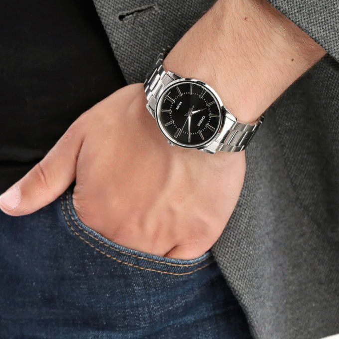 Montre CASIO Homme - MTP-1303D-1AVDF - Bracelet Gris En Acier Inoxydable - Résistante à l'eau - 12 Mois De Garantie