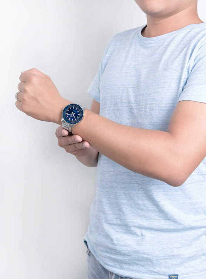 Montre CASIO Homme - EFV-120DB-2AVUDF - Bracelet Gris En Acier Inoxydable - Résistante à l'eau - 12 Mois De Garantie