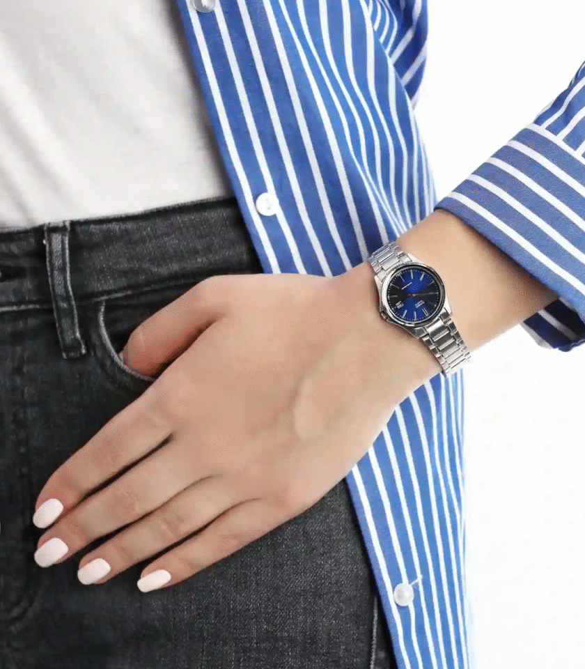 Montre Femme Casio Collection - LTP-1183A-2ADF - Bracelet Gris avec Fond Bleu en Acier Inoxydable - Résistance à l'eau 3 ATM