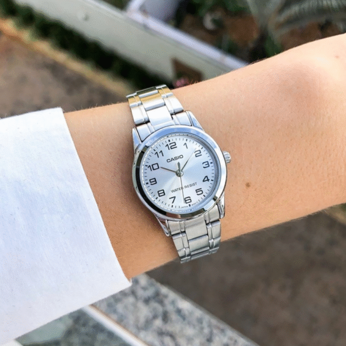 Montre CASIO Femme - Bracelet Gris En Acier Inoxydable - Cadran Blanc - 12 Mois De Garantie - LTP-V001D-7BUDF