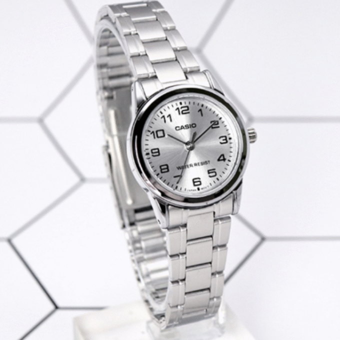 Montre CASIO Femme - Bracelet Gris En Acier Inoxydable - Cadran Blanc - 12 Mois De Garantie - LTP-V001D-7BUDF