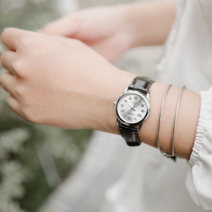 Montre CASIO Femme - LTP-V001L-7BUDF - Bracelet Noir En Cuir Véritable - Cadran Blanc - 12 Mois De Garantie