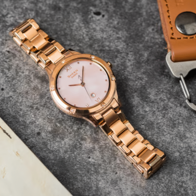 Montre Femme Casio Sheen - SHE-4546PG-4AUDF - Bracelet Dorée Rose En Acier Inoxydable - Résistance À L'Eau 50 M - Verre Saphir