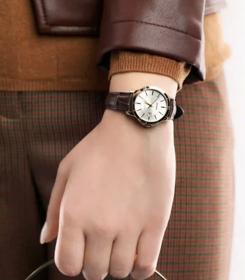 Montre Casio Femme - LTP-V004GL-9AUDF - Bracelet Marron En Cuir Véritable - Affichage analogique - Résistante À L'Eau - 12 Mois De Garantie – Image 3
