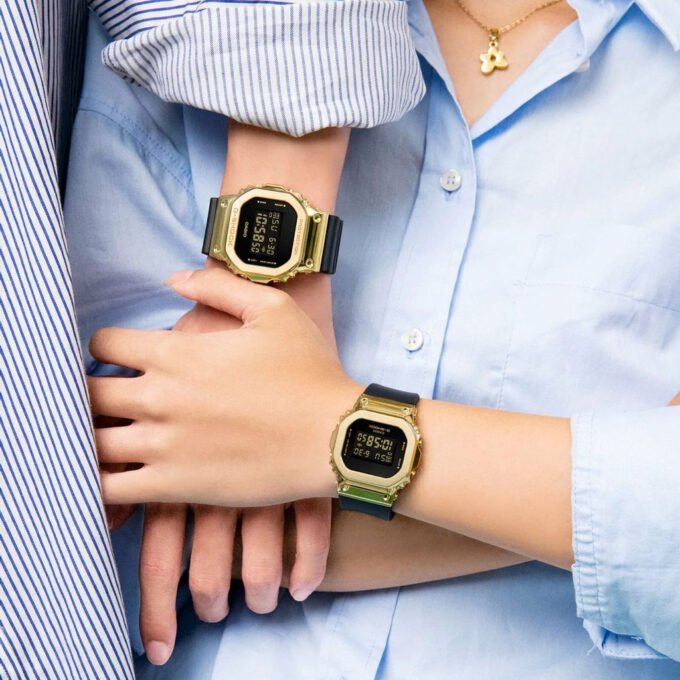 Montre Homme Casio G-shock - GM-5600G-9DR - Bracelet en résine noir - Cadran numérique doré - Affichage Numérique - Résistant à l'eau