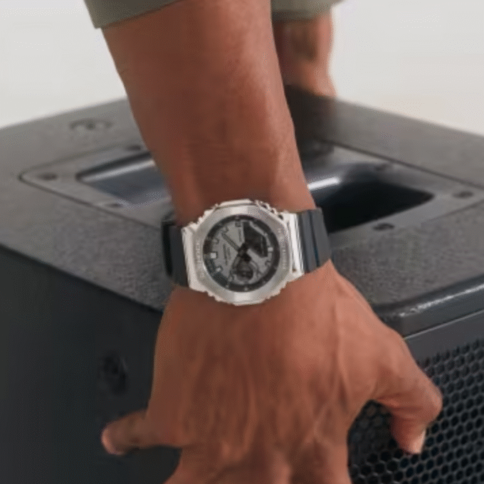 Montre Homme Casio G-Shock - GM-2100-1ADR - Bracelet en résine noir - Cadran argent - Affichage Analogique - Numérique - Résistant à l'eau