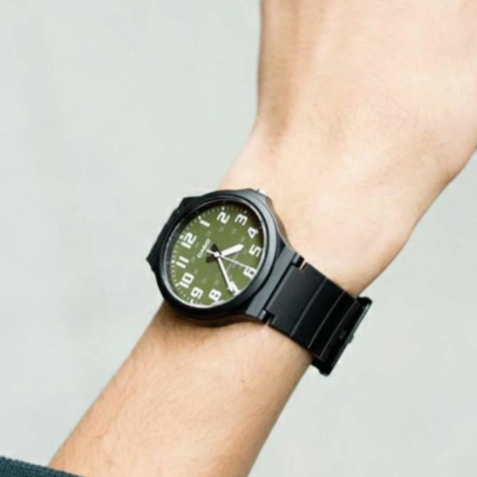 Montre Jeunesse Casio - MW-240-3BVDF - Bracelet en résine noir - Cadran analogique vert - Résistant à l'eau