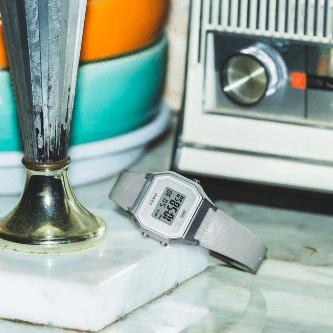 Montre Femme Casio - LA680WEL-8DF - Bracelet en Résine Gris - Affichage numérique - Résistant à l'eau