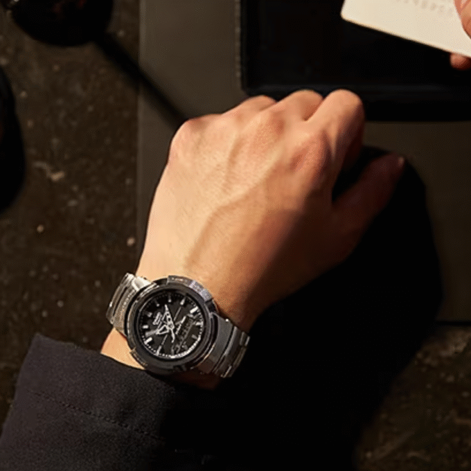 Montre Homme Casio G-SHOCK - AWM-500D-1A8DR - Bracelet en Acier Inoxydable - Alimentation énergie solaire - Affichage analogique Numérique -