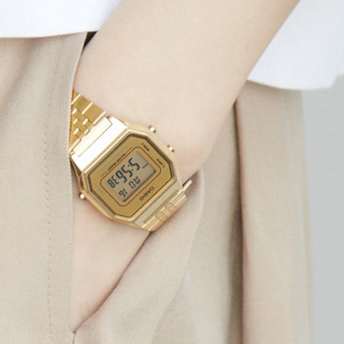 Montre Casio Vintage - LA680WGA-9DF - Bracelet en Acier Inoxydable Doré - Affichage Numérique - Résistant à l'eau