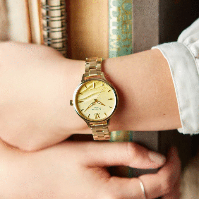 Montre Femme Casio SHEEN - SHE-4550G-9AUDF - Bracelet en Acier Inoxydable Doré - Verre Sapphire - Affichage analogique - Résistant à l'eau - Verre Saphir