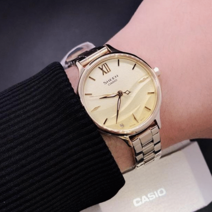 Montre Femme Casio SHEEN - SHE-4550G-9AUDF - Bracelet en Acier Inoxydable Doré - Verre Sapphire - Affichage analogique - Résistant à l'eau - Verre Saphir