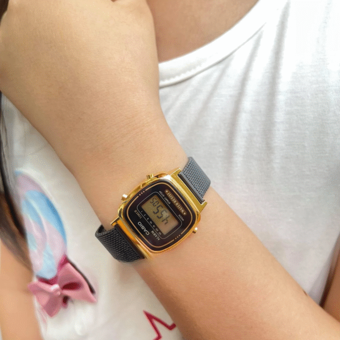 Montre Femme Casio - LA670WEMB-1DF - Bracelet en Acier Inoxydable Noir - Maille Milanaise - Affichage numérique - Résistant à l'eau