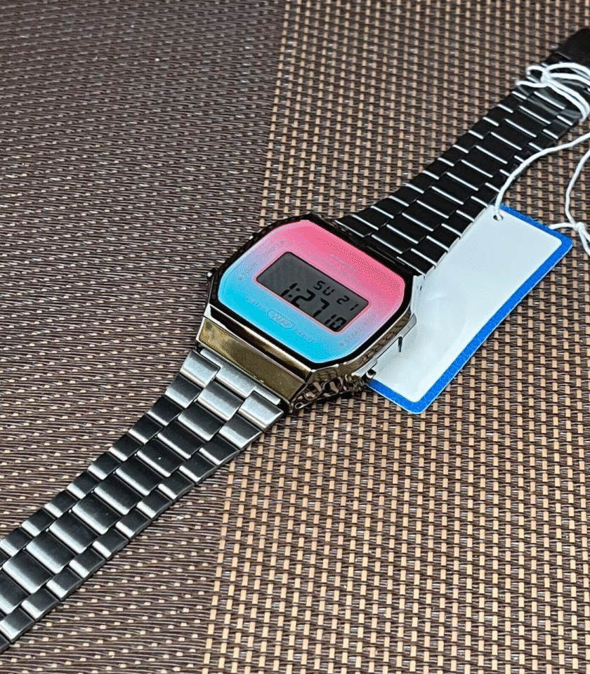 Montre Casio Vintage - A168WERB-2ADF - Bracelet en Acier Inoxydable - Affichage numérique - Résistant à l'eau