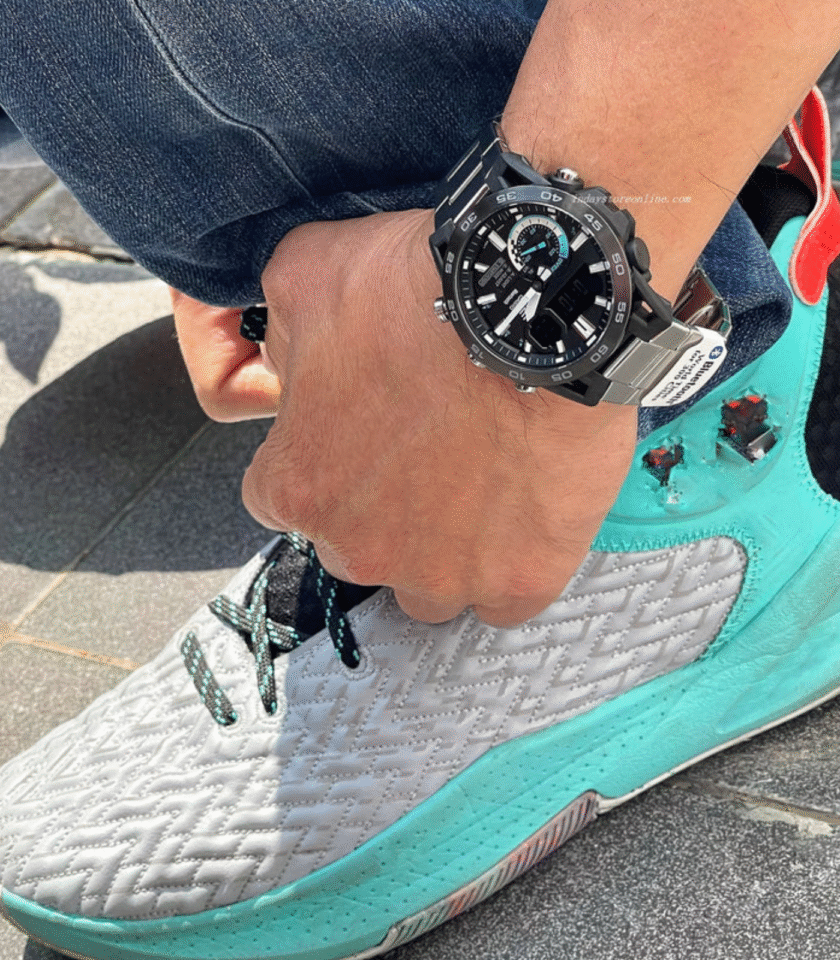 Montre Homme Casio Edifice - ECB-40DB-1ADF - Connectable via Bluetooth - Bracelet en Acier Inoxydable - Affichage analogique - Résistant à l'eau – Image 3