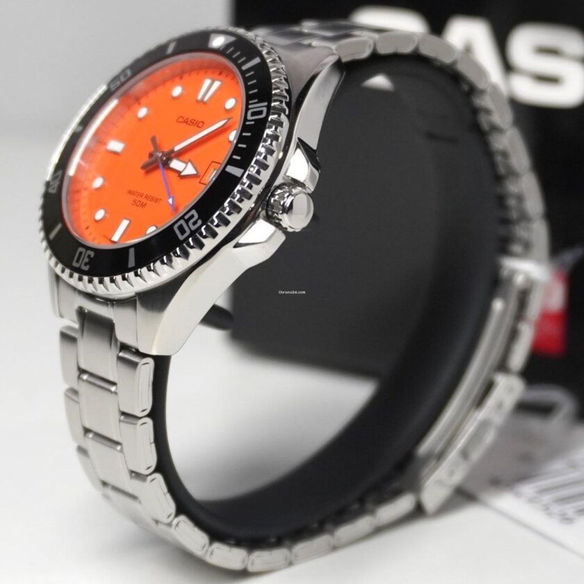 montre homme casio mdv 10d 4a1vdf – quartz, acier inoxydable, Étanche 100m, bracelet métal, cadran noir orange référence mdv 10d 4a1vdf