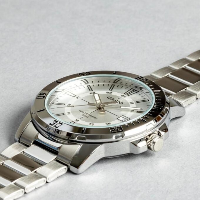 Montre Classique Homme - Casio MTP-VD01D-7CVUDF - Cadran Argenté, Bracelet Acier, Étanche, Quartz - Acier Inoxydable - Référence MTP-VD01D-7CVUDF