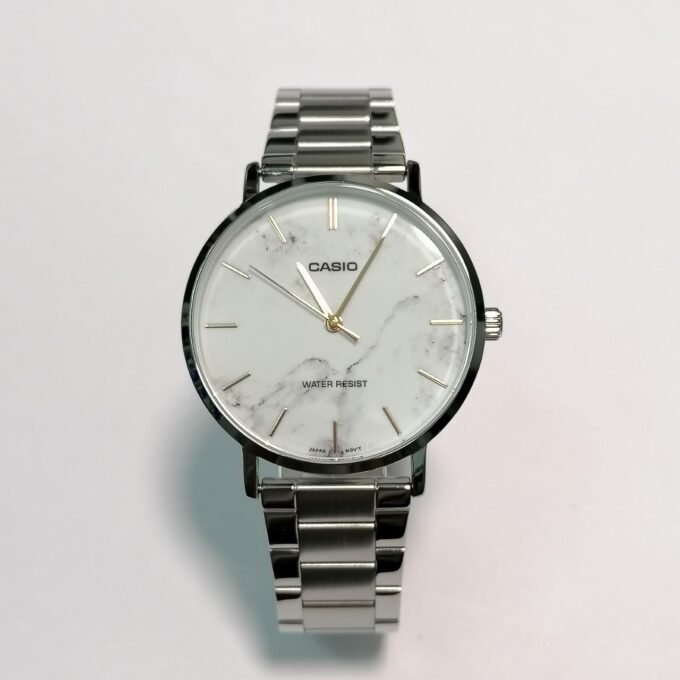 Montre Classique Homme - Casio Enticer - Cadran Blanc, Bracelet Acier, Étanche, Design Élégant - Acier Inoxydable - Argenté - MTP-VT01DM-7AUDF