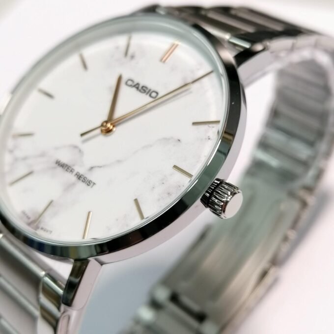 Montre Classique Homme - Casio Enticer - Cadran Blanc, Bracelet Acier, Étanche, Design Élégant - Acier Inoxydable - Argenté - MTP-VT01DM-7AUDF