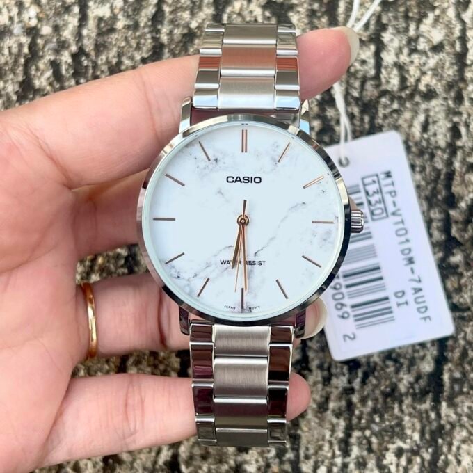 Montre Classique Homme - Casio Enticer - Cadran Blanc, Bracelet Acier, Étanche, Design Élégant - Acier Inoxydable - Argenté - MTP-VT01DM-7AUDF