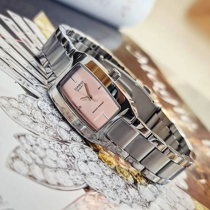 Montre CASIO Femme - LTP-1165A-4CDF - Bracelet Gris En Acier Inoxydable - Résistante à l'eau - 12 Mois De Garantie