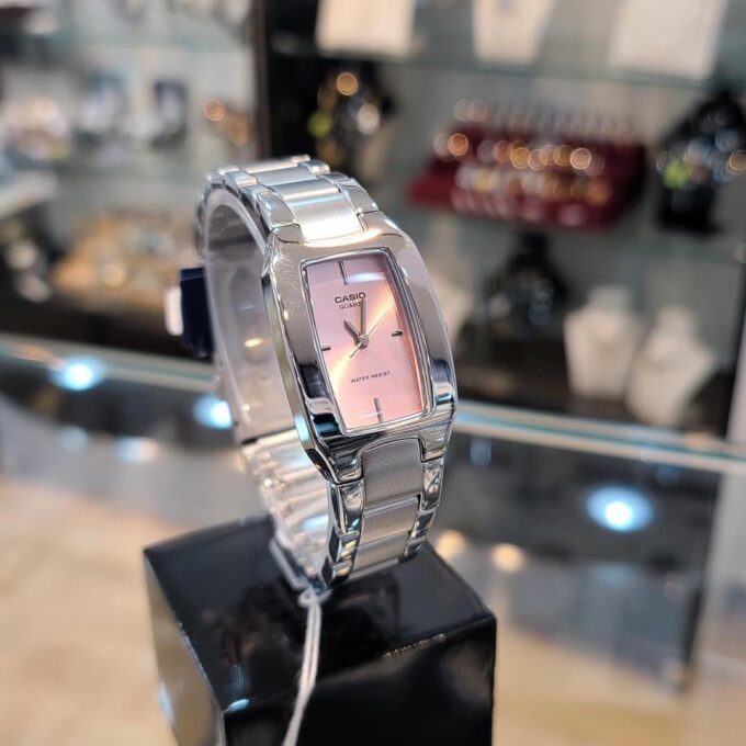 Montre CASIO Femme - LTP-1165A-4CDF - Bracelet Gris En Acier Inoxydable - Résistante à l'eau - 12 Mois De Garantie