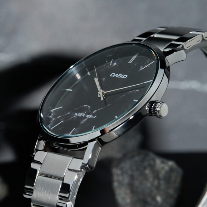 Montre Classique - Casio - Homme - Design Élégant, Bracelet Métal, Résistante à lEau, Mouvement Quartz - Acier Inoxydable - Noir - Référence MTP-VT01DM-1AUDF