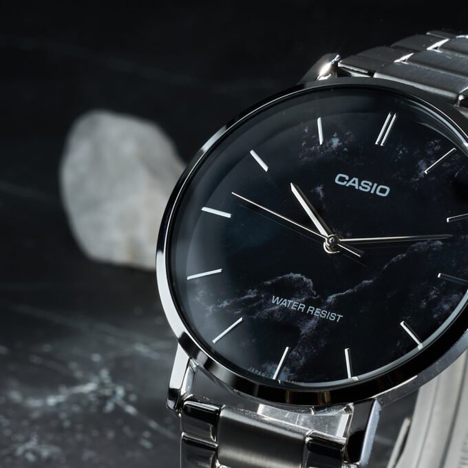 Montre Classique - Casio - Homme - Design Élégant, Bracelet Métal, Résistante à lEau, Mouvement Quartz - Acier Inoxydable - Noir - Référence MTP-VT01DM-1AUDF