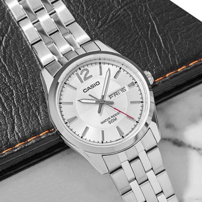 Montre Casio Homme - MTP-1335D-7AVDF - Bracelet Gris En Acier Inoxydable - Cadran Blanc - 12 Mois De Garantie