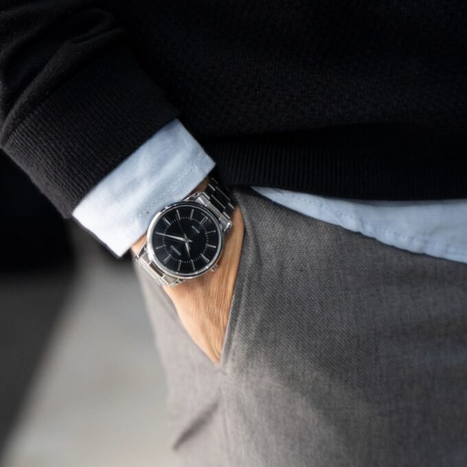 Montre CASIO Homme - MTP-1303D-1AVDF - Bracelet Gris En Acier Inoxydable - Résistante à l'eau - 12 Mois De Garantie