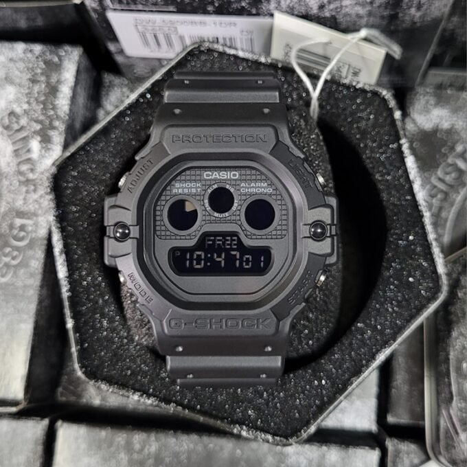 Casio DW-5900BB-1DR - Montre G-SHOCK Résistante à l'Eau jusqu'à 200 Mètres