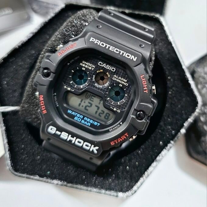 Montre Classique Homme - Casio DW-5900-1DR - Résistante aux chocs, Étanche 200m, Chronographe, Alarme - Résine - Noire - Référence DW-5900-1DR