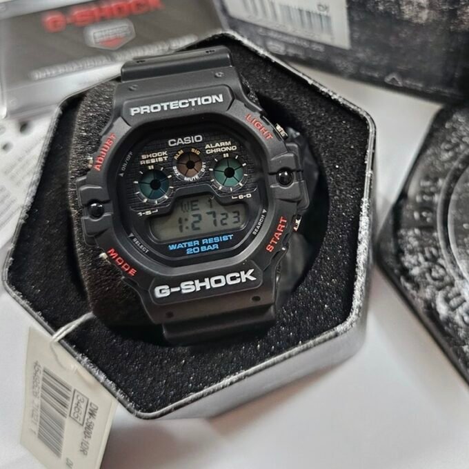 Montre Classique Homme - Casio DW-5900-1DR - Résistante aux chocs, Étanche 200m, Chronographe, Alarme - Résine - Noire - Référence DW-5900-1DR