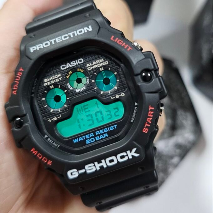 Montre Classique Homme - Casio DW-5900-1DR - Résistante aux chocs, Étanche 200m, Chronographe, Alarme - Résine - Noire - Référence DW-5900-1DR