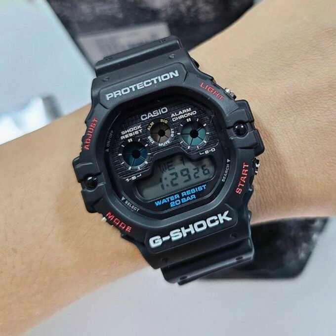 Montre Classique Homme - Casio DW-5900-1DR - Résistante aux chocs, Étanche 200m, Chronographe, Alarme - Résine - Noire - Référence DW-5900-1DR