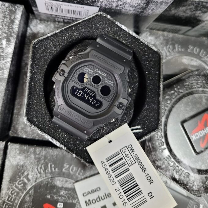 Casio DW-5900BB-1DR - Montre G-SHOCK Résistante à l'Eau jusqu'à 200 Mètres