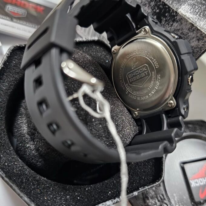 Montre Classique Homme - Casio DW-5900-1DR - Résistante aux chocs, Étanche 200m, Chronographe, Alarme - Résine - Noire - Référence DW-5900-1DR