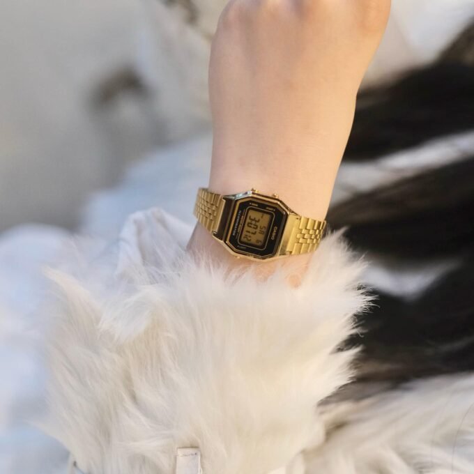 Montre Femme Casio Numérique - LA680WGA-1DF - Bracelet en acier inoxydable or - Résistance à l'eau