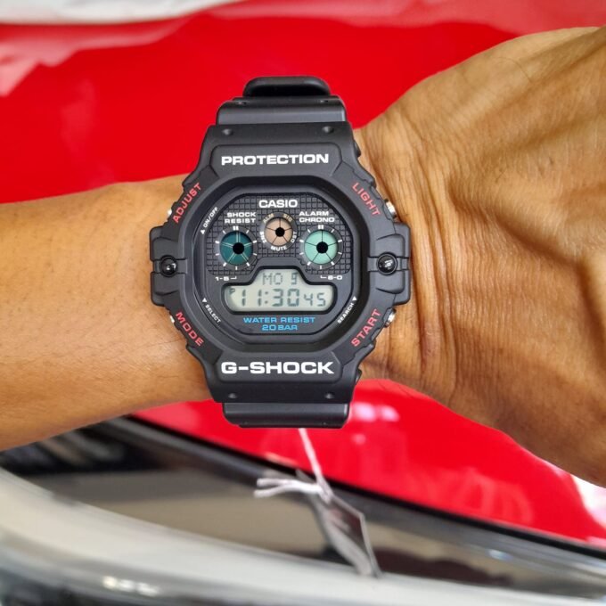 Montre Classique Homme - Casio DW-5900-1DR - Résistante aux chocs, Étanche 200m, Chronographe, Alarme - Résine - Noire - Référence DW-5900-1DR