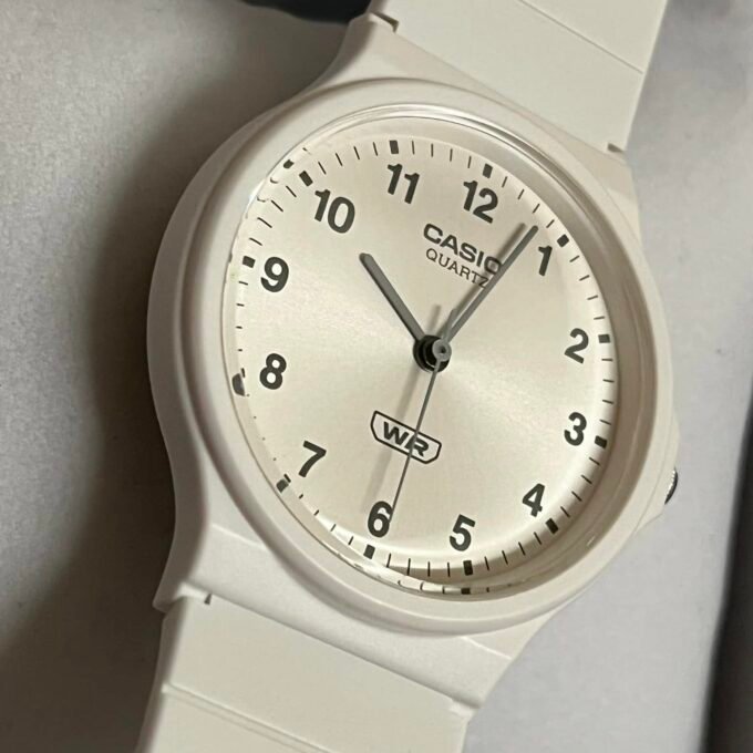 Montre Casio Timeless Femme/Homme - Quartz, Résine Blanche, Étanche 3 ATM, Verre Acrylique - Réf. MQ-24B-7BEF