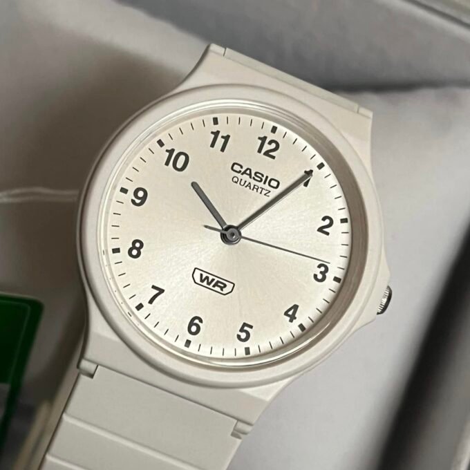 Montre Casio Timeless Femme/Homme - Quartz, Résine Blanche, Étanche 3 ATM, Verre Acrylique - Réf. MQ-24B-7BEF