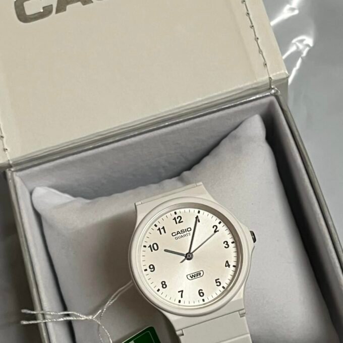 Montre Casio Timeless Femme/Homme - Quartz, Résine Blanche, Étanche 3 ATM, Verre Acrylique - Réf. MQ-24B-7BEF