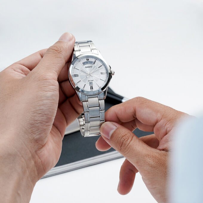 Montre Casio Homme - MTP-1335D-7AVDF - Bracelet Gris En Acier Inoxydable - Cadran Blanc - 12 Mois De Garantie