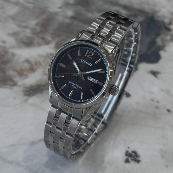 Montre Femme - Casio Collection LTP-1335D-1A2VDF - Quartz Précis, Luminescente, Résistante à l’Eau 5 Bar, Verre Minéral - Acier Inoxydable - Argent - Référence LTP-1335D-1A2VDF